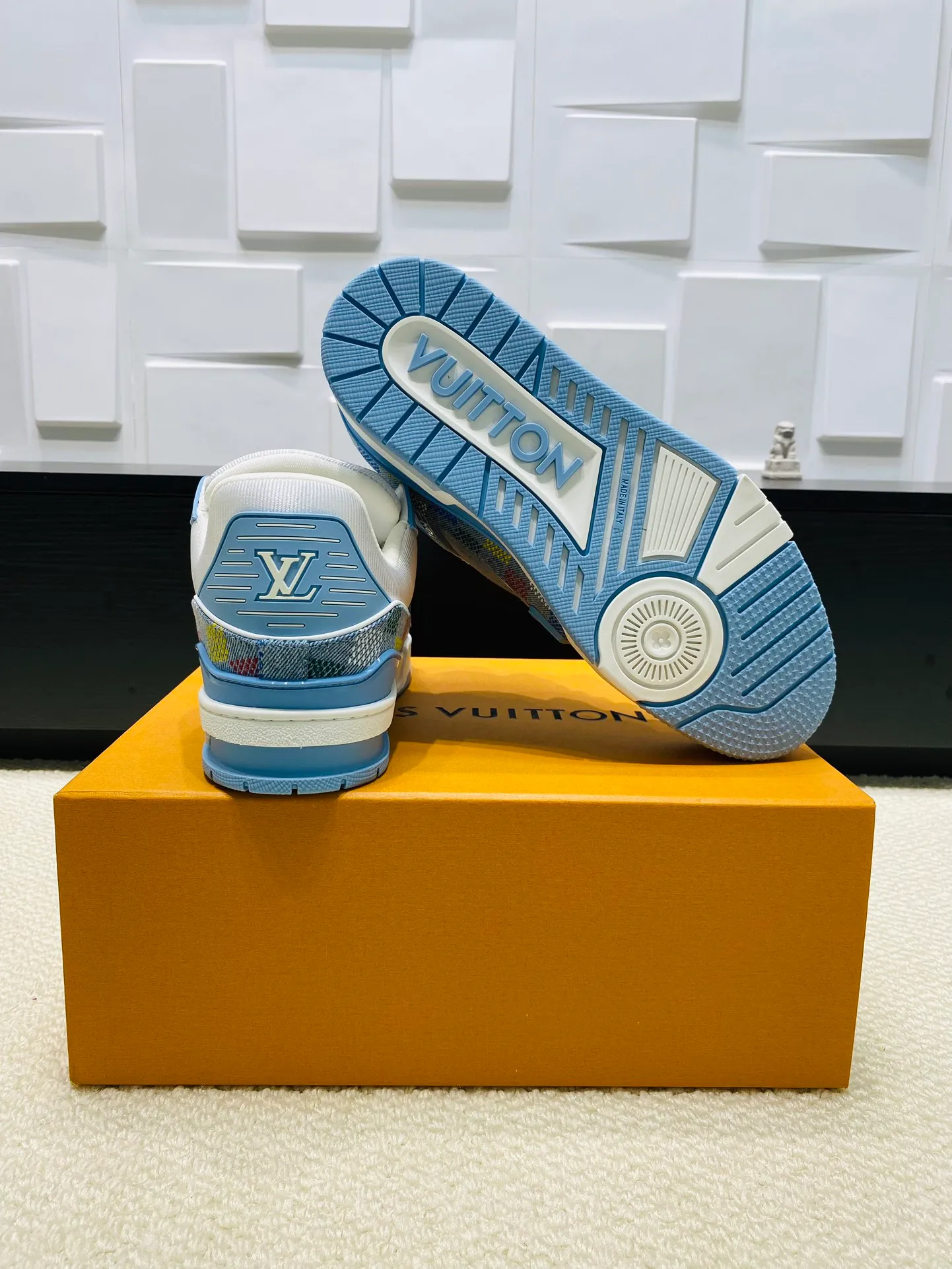 👟👟Ex-factory price 800👟👟 💰💰💰 Hot style 🆕🆕🆕𝙇𝙑 LV Louis Vuitton L House Donkey Brand Trainer Series Couple Style Casual Sports Shoes Skateboard Shoes Original Purchase Development Production Production This pair of LV Trainer sneakers are made of a blend of technical materials with waterproof properties. The meticulously crafted upper is notable for its many signature details, including Louis Vuitton and #54 in script, referencing the year 1854. Exquisite packaging at the delivery counter🛍📦 ▪️Fabrics: Original customized imported cowhide ▪️Inner lining: Original customized breathable mesh ▪️Outsole: Original open-molded non-slip TPU combination outsole ▪️Sole thickness: 3 cm ▪️Size: Women's 35-41 / Men's 38-46